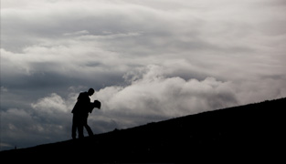 Destination-Engagement-Photography-in-Seattle-at-Gasworks-Park-by-Sonoma-and-Napa-Wedding-Photographer-Rubin-Photography010a